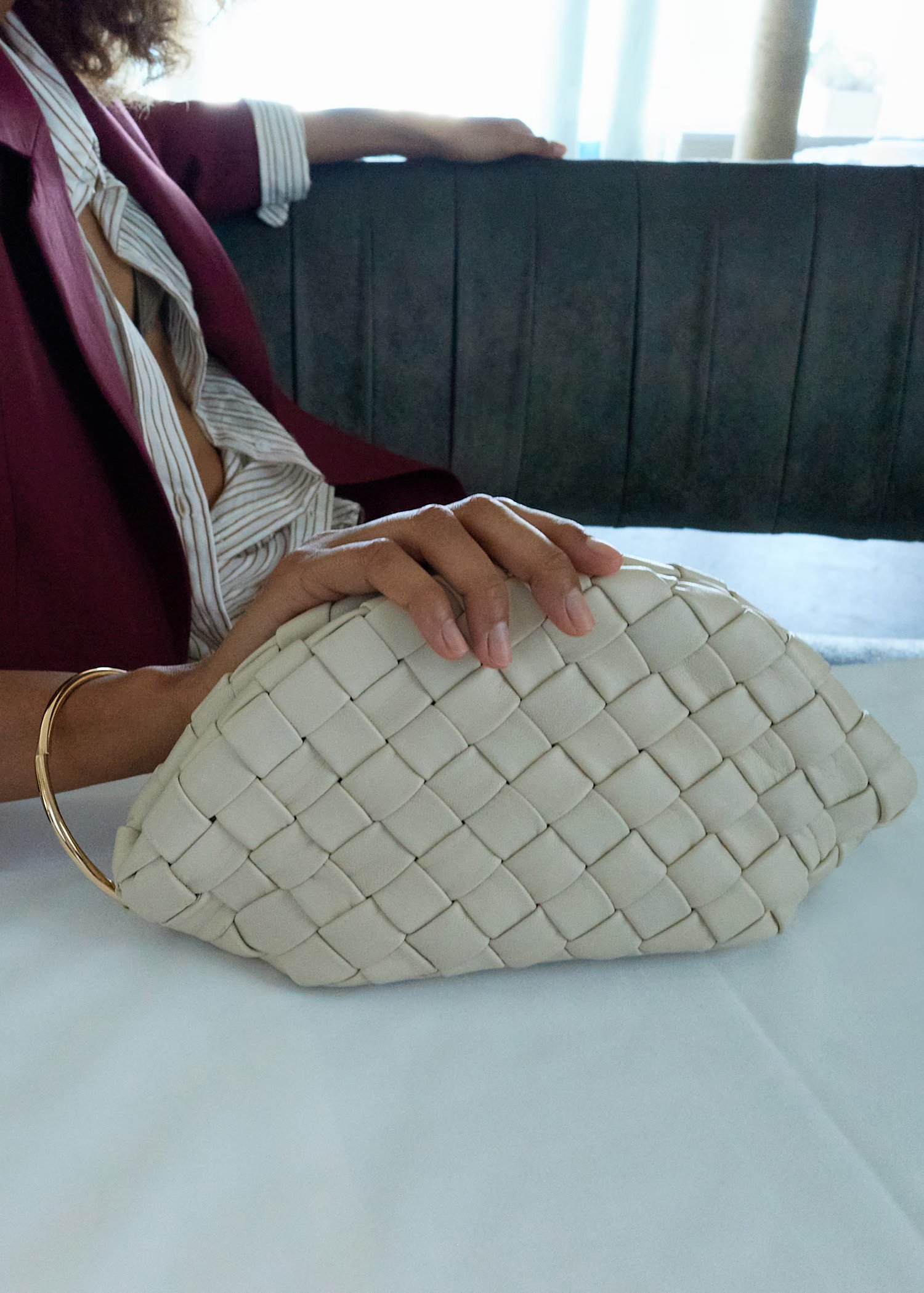 Mango ima clutch torbicu koju nećete morati držati u ruci