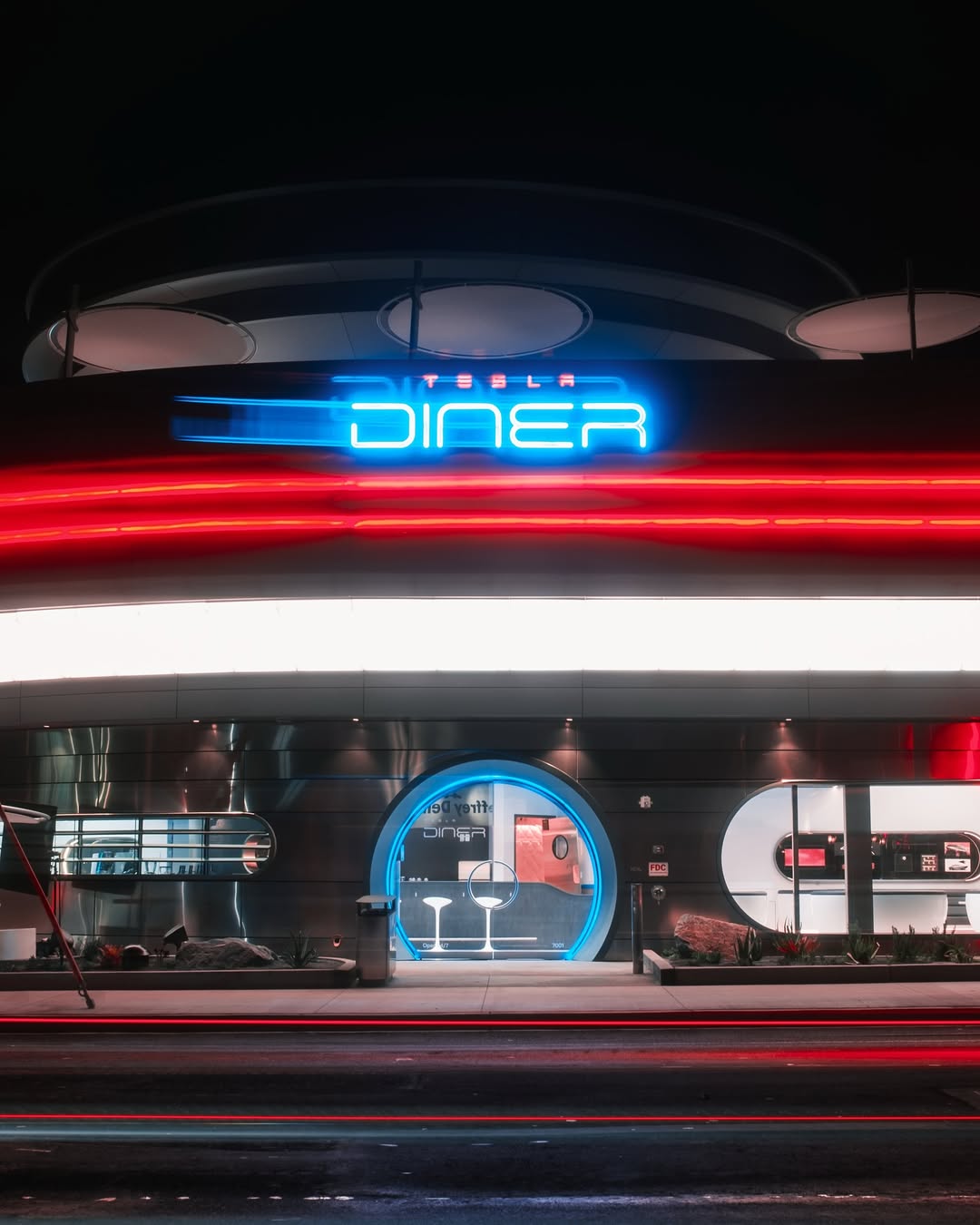 Tesla je otvorila svoj američki diner u Hollywoodu. Pogledajte futuristički i distopijski izgled restorana