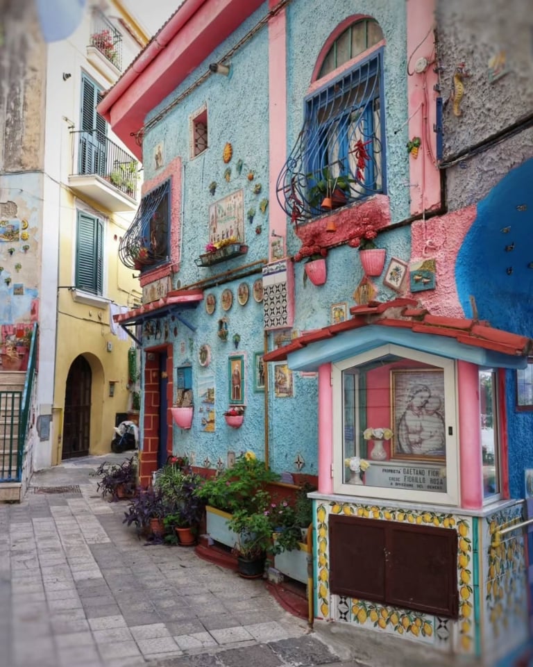 INSTA(NT) TRAVEL: Vietri sul Mare je talijanski gradić poznat po keramici i prava je galerija na otvorenom