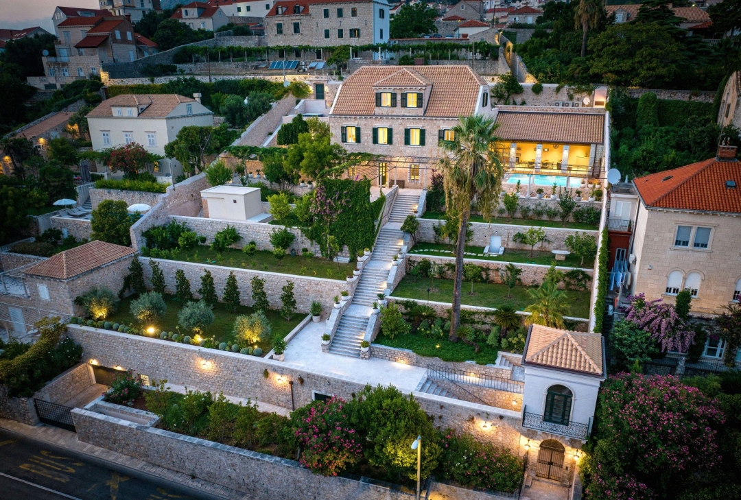 Villa u Dubrovniku koju krase kaskadni vrtovi i predivan pogled na Grad
