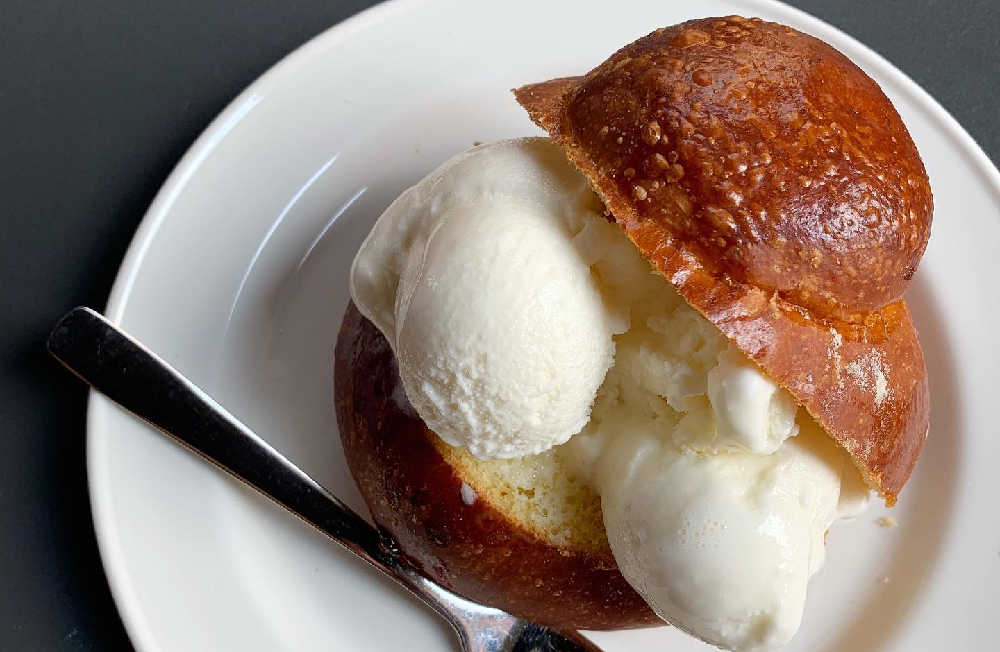 Sicilijanski brioche sa gelatom u izvedbi gelaterije iz Napulja postao je viralan – evo i zašto