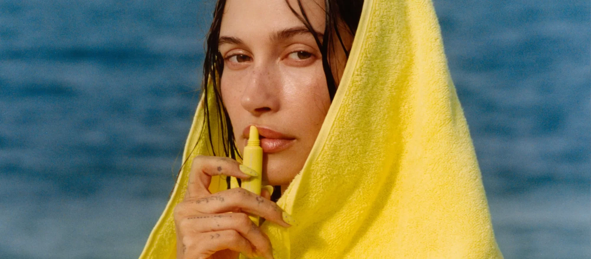 Hailey did it again: Novi balzam s boljom formulom, maskica za mobitel i trendi manikura