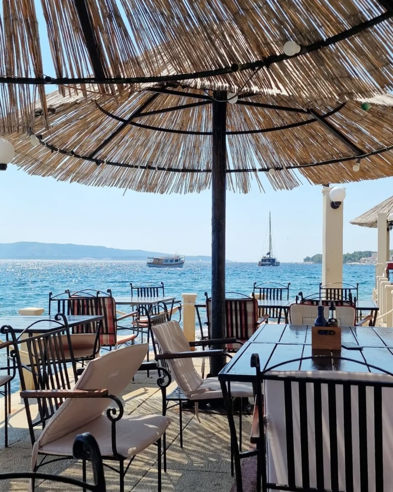 Pronašli smo restoran na najljepšoj plaži u Bolu koji ćete htjeti posjetiti već ovog ljeta