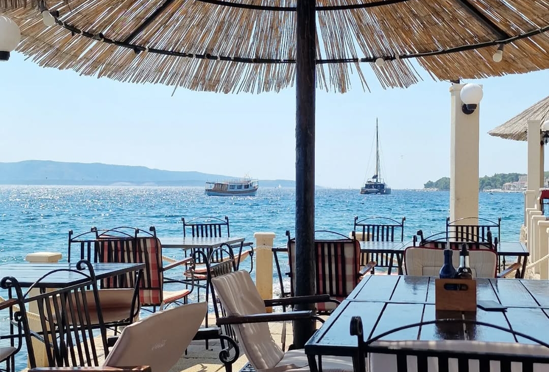 Pronašli smo restoran na najljepšoj plaži u Bolu koji ćete htjeti posjetiti već ovog ljeta