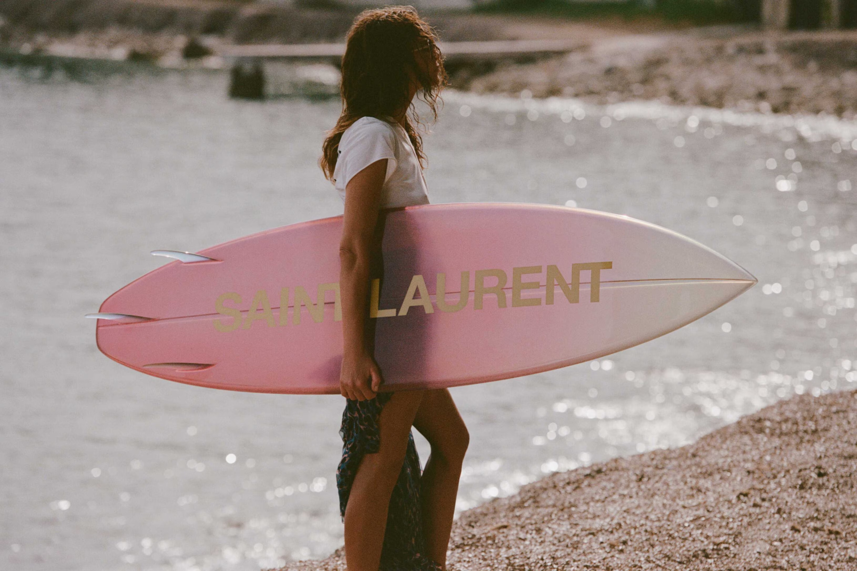 Saint Laurent mijenja pravila u novoj Rive Droite kolekciji: Luksuz na bazenu, plaži i teniskom terenu