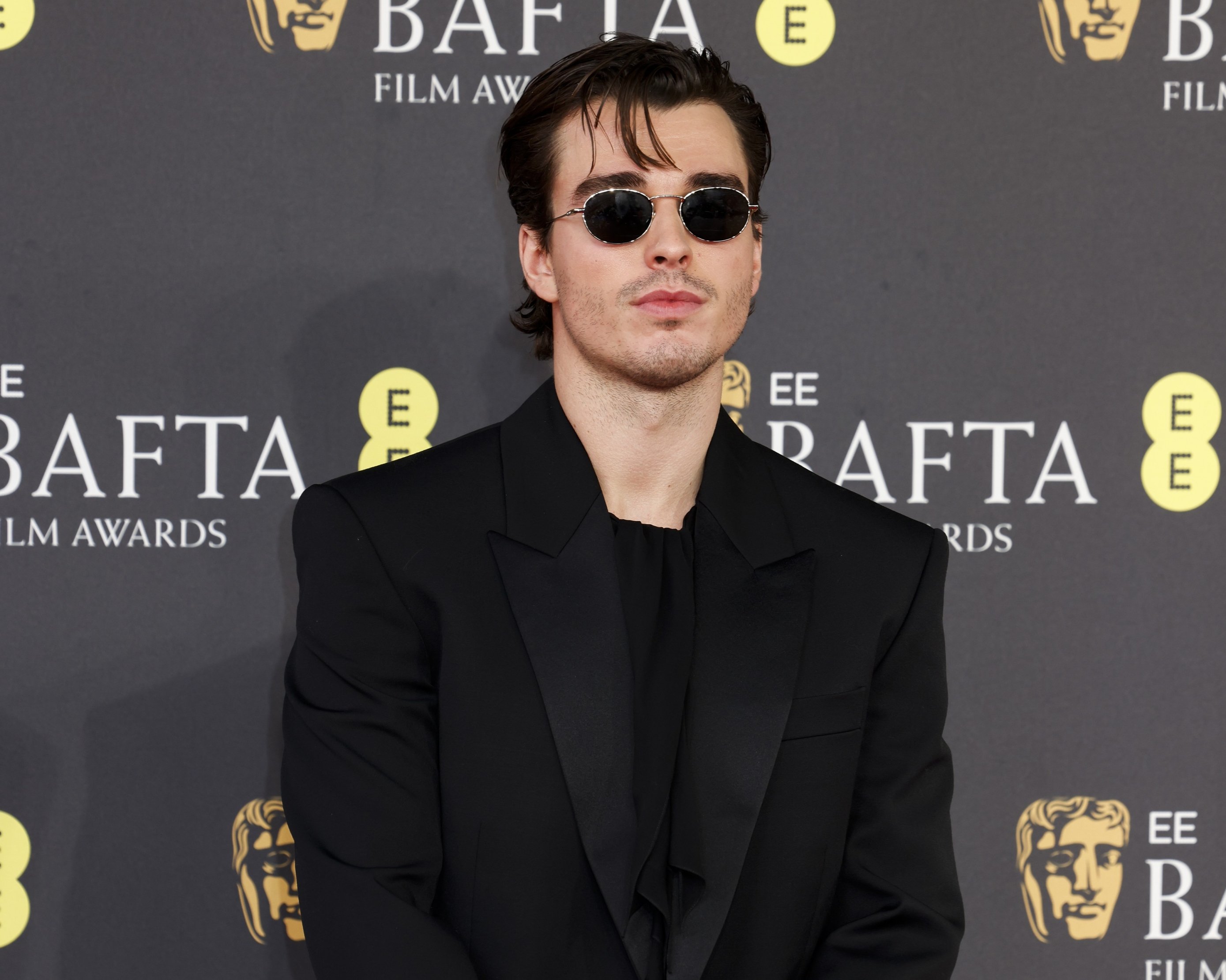 Za njega kažu da je novi Hugh Grant ili Colin Firth. Tko je Corey Mylchreest?