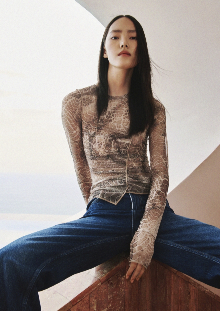 „Kolekcija H&M Studio Pre-Fall 2025 je krojena, ali ima dojam nošenosti – kao da je s vremenom spontano i promišljeno slagana. Tekstura je ključna – birali smo materijale poput kože i pletiva i kombinirali ih s traperom te eteričnijim čipkastim i mrežastim tkaninama. Upravo ta mješavina elemenata čini ovu capsule kolekciju zaista posebnom,“ Kathrin Deutsch, dizajnerica kolekcije H&M Studio.