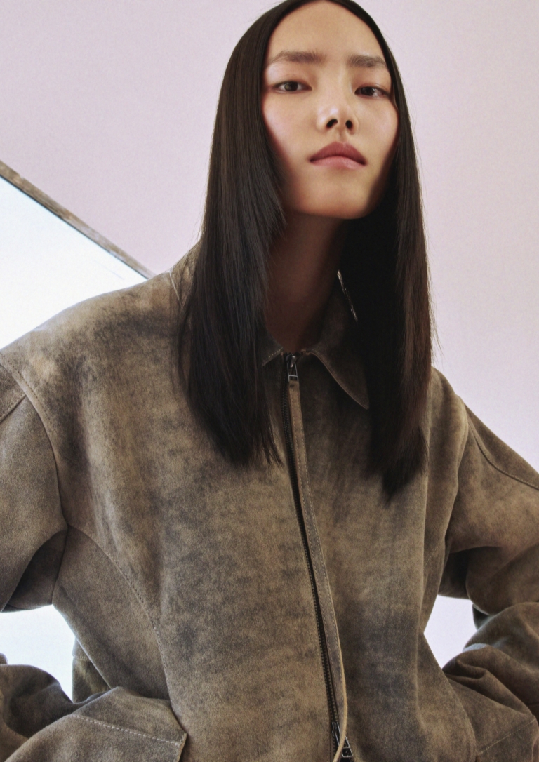 „Kolekcija H&M Studio Pre-Fall 2025 je krojena, ali ima dojam nošenosti – kao da je s vremenom spontano i promišljeno slagana. Tekstura je ključna – birali smo materijale poput kože i pletiva i kombinirali ih s traperom te eteričnijim čipkastim i mrežastim tkaninama. Upravo ta mješavina elemenata čini ovu capsule kolekciju zaista posebnom,“ Kathrin Deutsch, dizajnerica kolekcije H&M Studio.