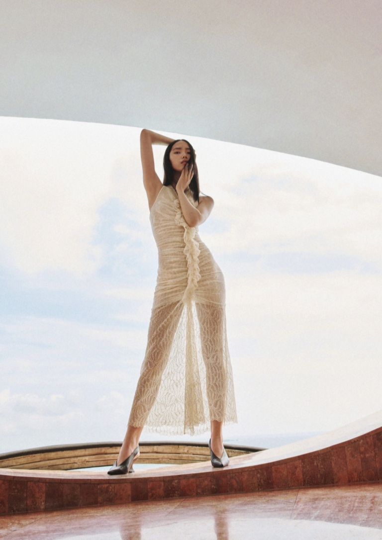 „Kolekcija H&M Studio Pre-Fall 2025 je krojena, ali ima dojam nošenosti – kao da je s vremenom spontano i promišljeno slagana. Tekstura je ključna – birali smo materijale poput kože i pletiva i kombinirali ih s traperom te eteričnijim čipkastim i mrežastim tkaninama. Upravo ta mješavina elemenata čini ovu capsule kolekciju zaista posebnom,“ Kathrin Deutsch, dizajnerica kolekcije H&M Studio.