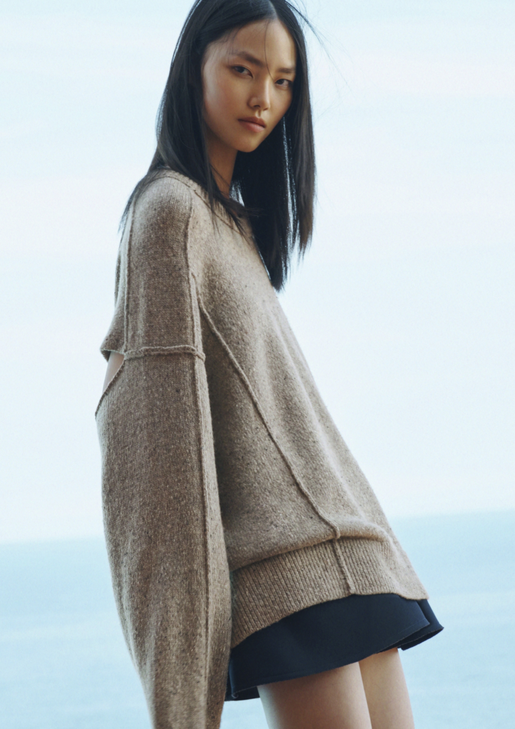 „Kolekcija H&M Studio Pre-Fall 2025 je krojena, ali ima dojam nošenosti – kao da je s vremenom spontano i promišljeno slagana. Tekstura je ključna – birali smo materijale poput kože i pletiva i kombinirali ih s traperom te eteričnijim čipkastim i mrežastim tkaninama. Upravo ta mješavina elemenata čini ovu capsule kolekciju zaista posebnom,“ Kathrin Deutsch, dizajnerica kolekcije H&M Studio.