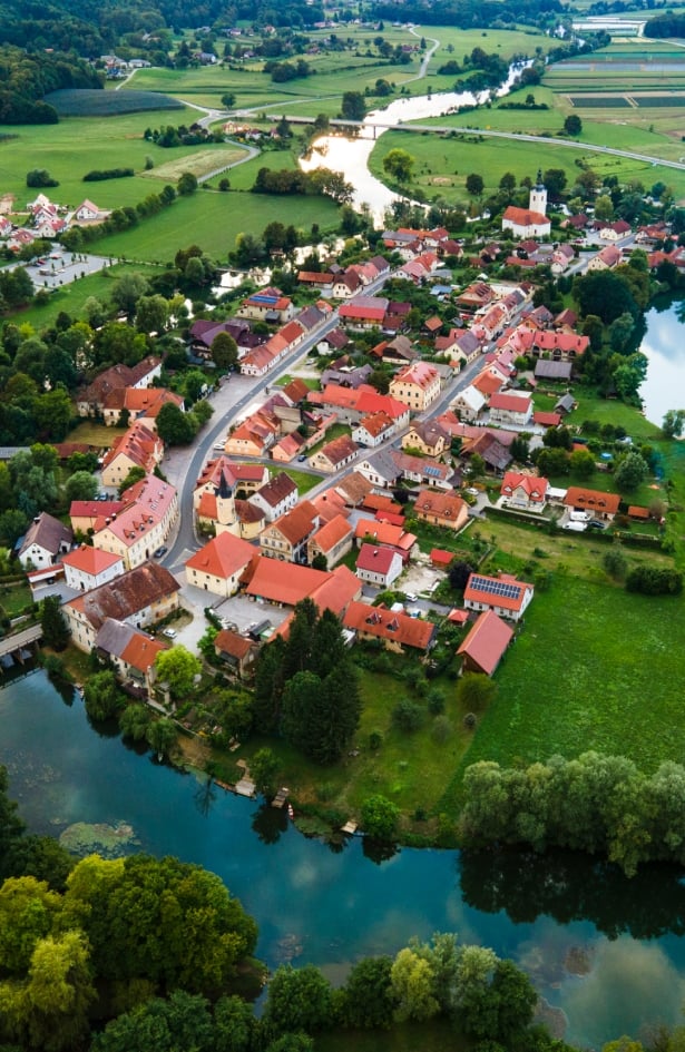Manje od sat vremena nam treba do jedinstvenog grada na otoku koji od milja zovu slovenska Venecija