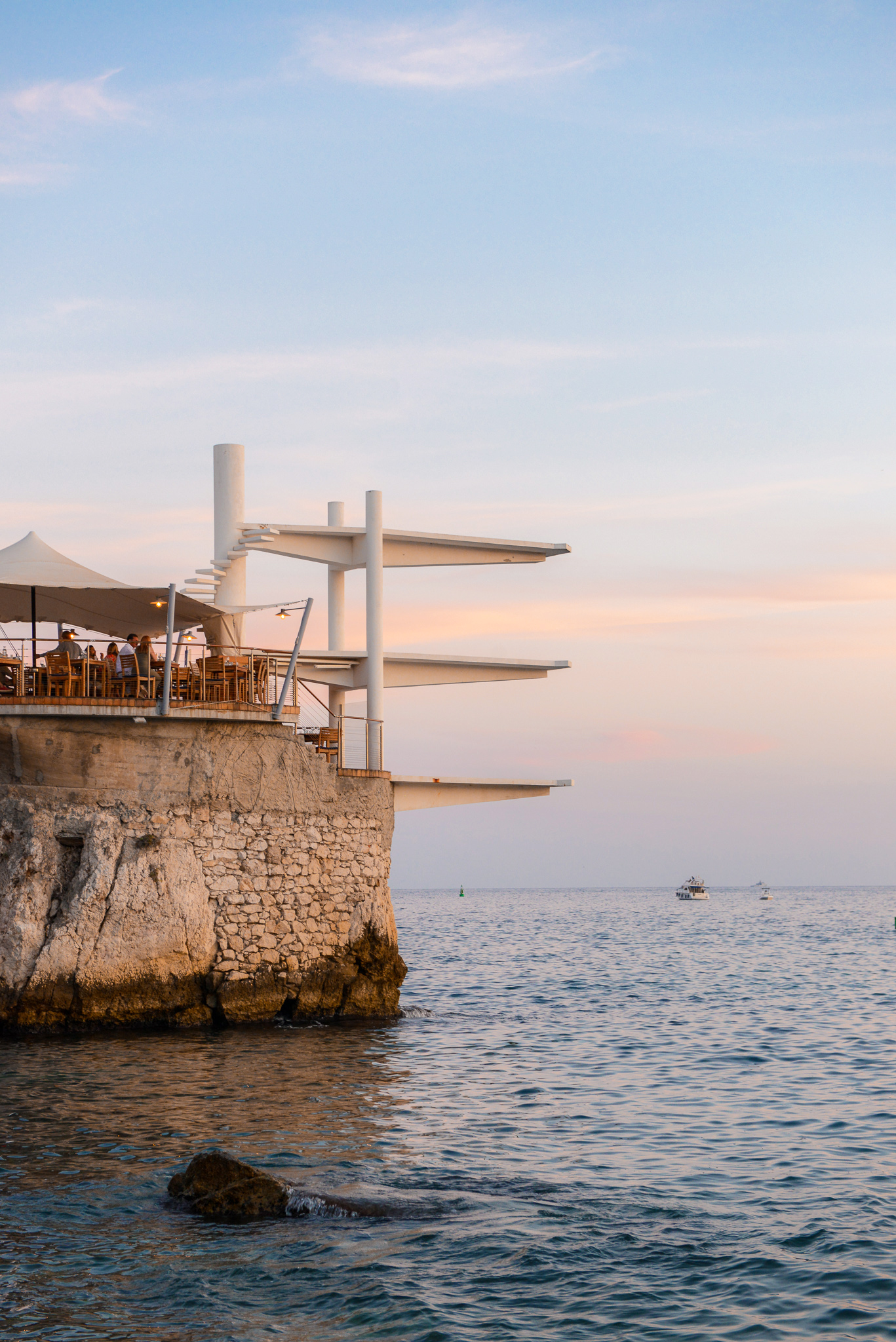 Kao da lebdi iznad mora: Le Plongeoir je jedinstveni restoran u Nici smješten na stijeni