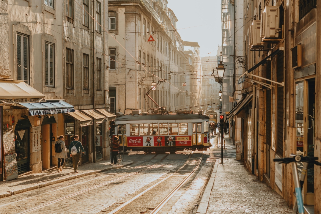 Lisabon_anita-austvika-jl6m_DhuZ_o-unsplash