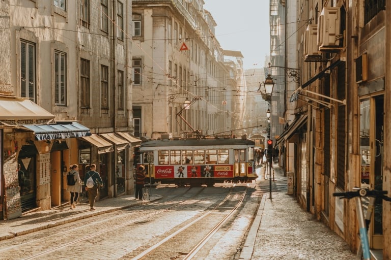 Lisabon_anita-austvika-jl6m_DhuZ_o-unsplash