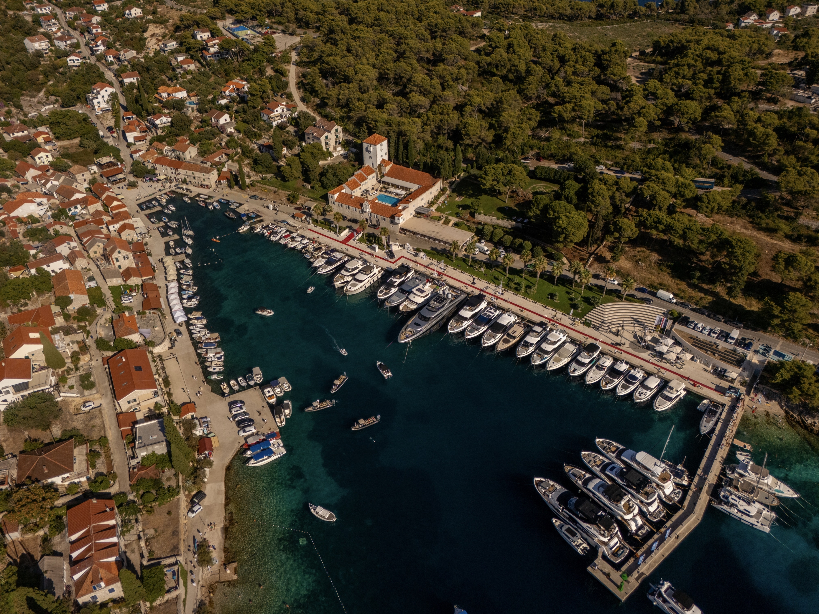 Martinis Marchi Summer Party je oduševio: Spoj yachtinga, mode, umjetnosti i gastronomije na Šolti