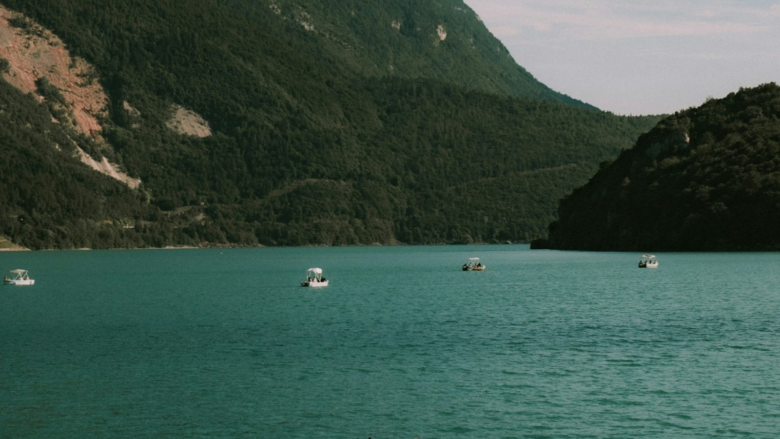 Lago di Molveno je za mnoge najljepše jezero Italije. Ovaj biser u srcu Dolomita vrijedi otkriti