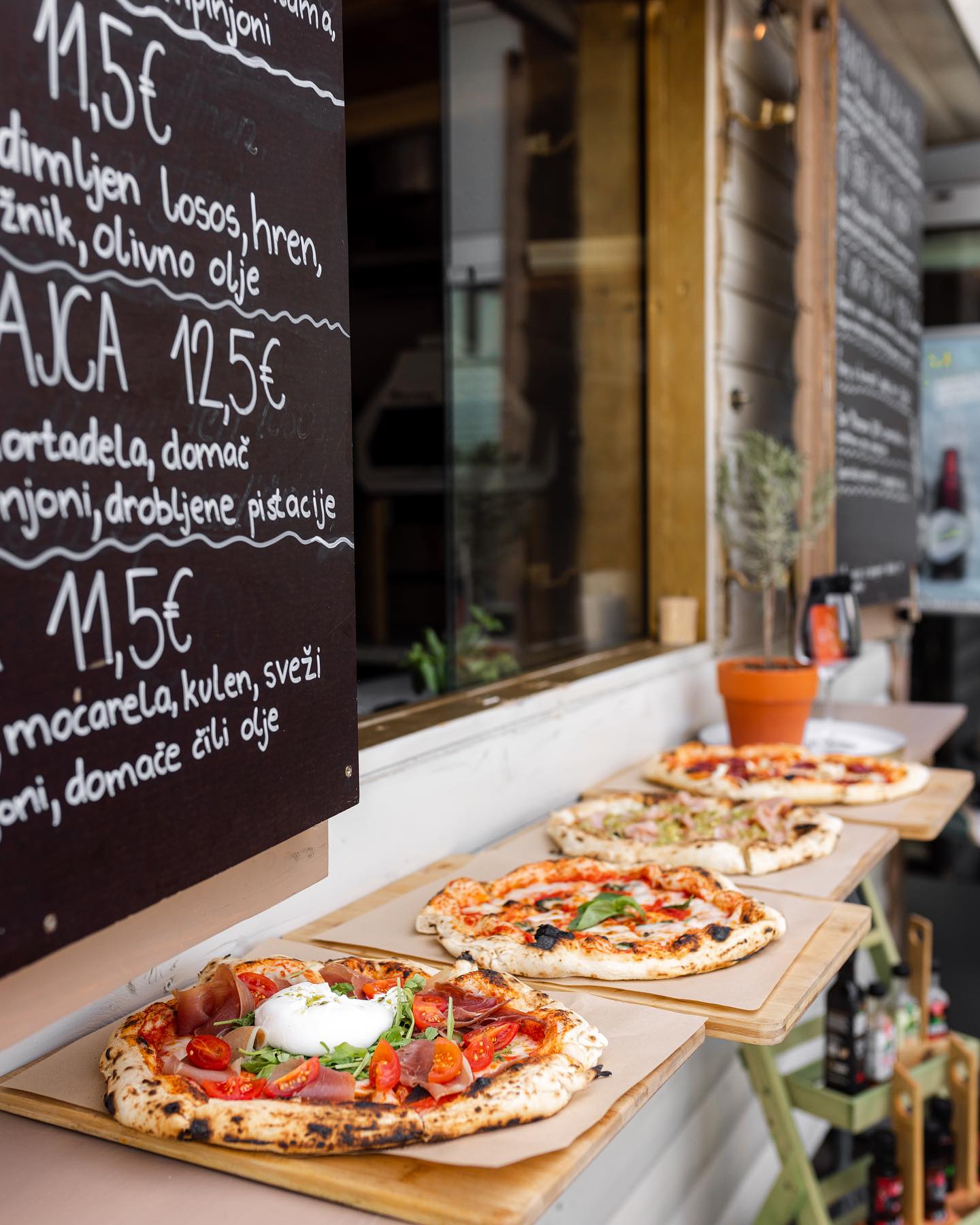 U Sloveniji, na sat vremena od Zagreba, smjestila se najmanja pizzerija vrijedna vaše pažnje. Imamo detalje