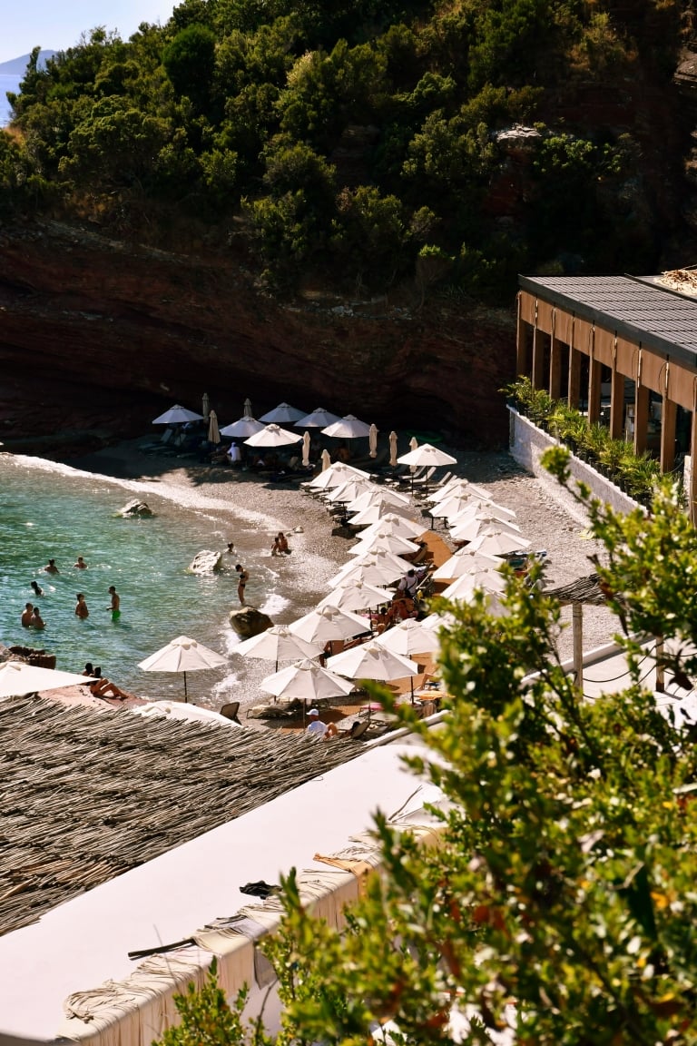 Galija Beach: Ljetna oaza u srcu Svetog Stefana dobila je restoran uz samu obalu