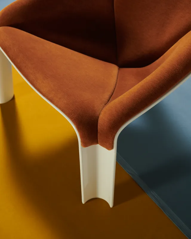 Gubi F300 lounge stolica_Pierre Paulin (1)