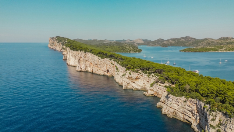 Jezero-Mir_Flashvector_iStock-2158244921