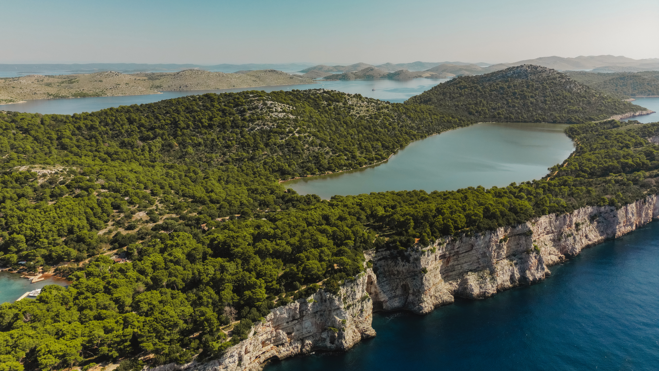 Jezero-Mir_Flashvector_iStock-2158245250