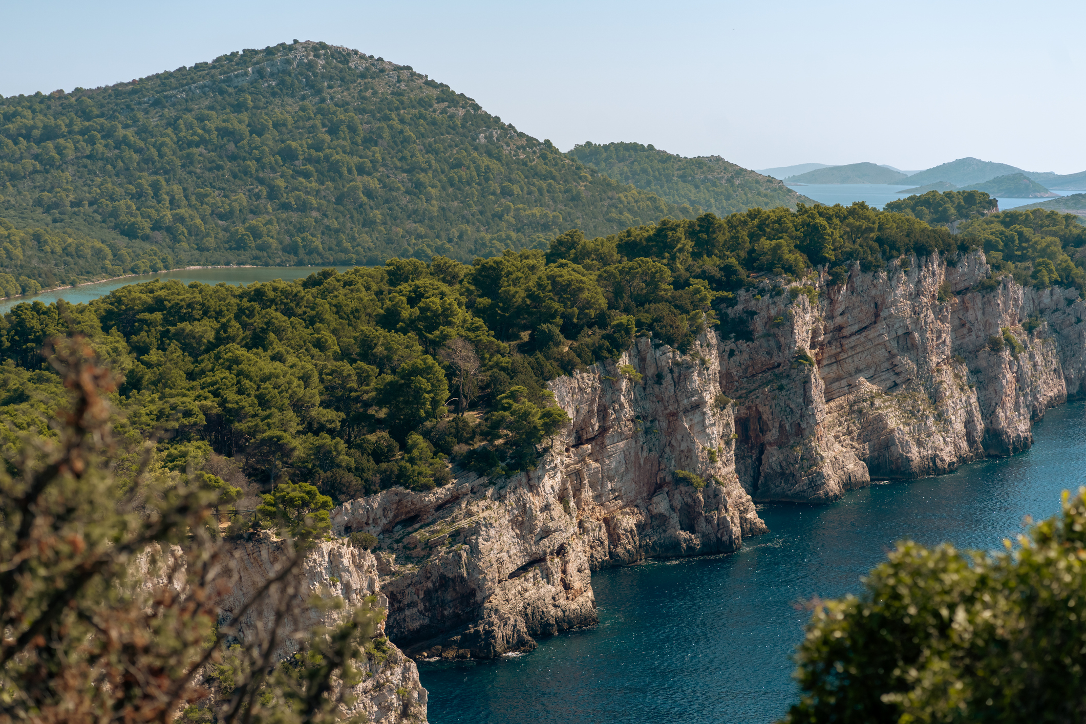 Jezero Mir_Flashvector_iStock-2158743366