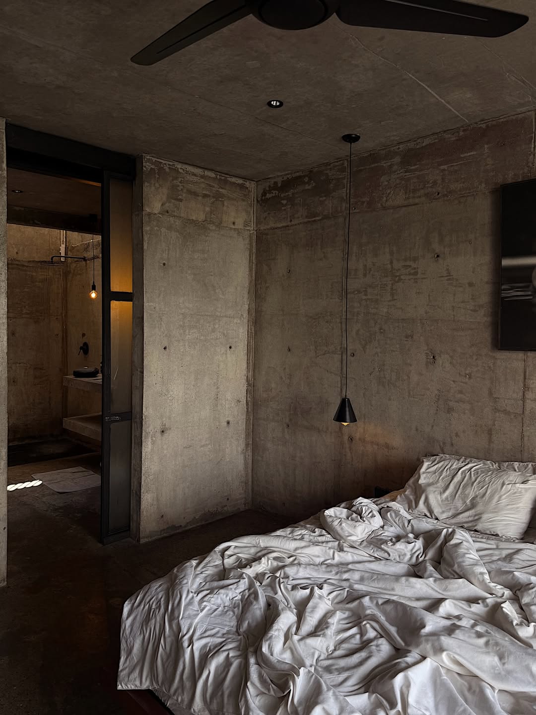 Beton i džungla: U ovom neobičnom hotelu brutalistička arhitektura susreće zen atmosferu Balija