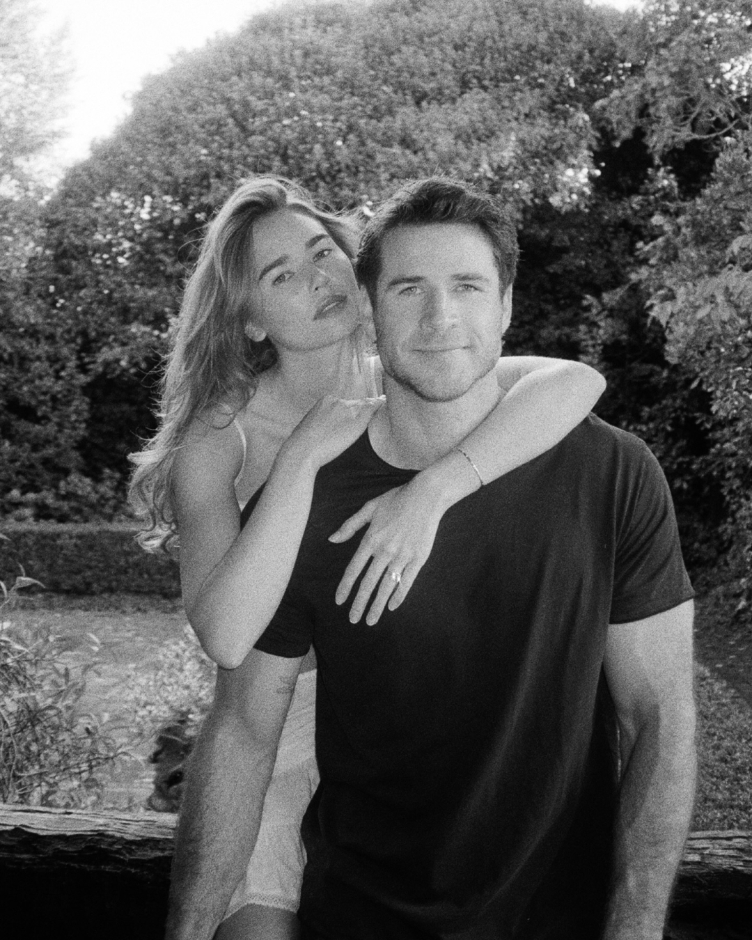 Liam Hemsworth zaprosio je dugogodišnju djevojku – pokazala je i prsten koji je ukrao svu pažnju