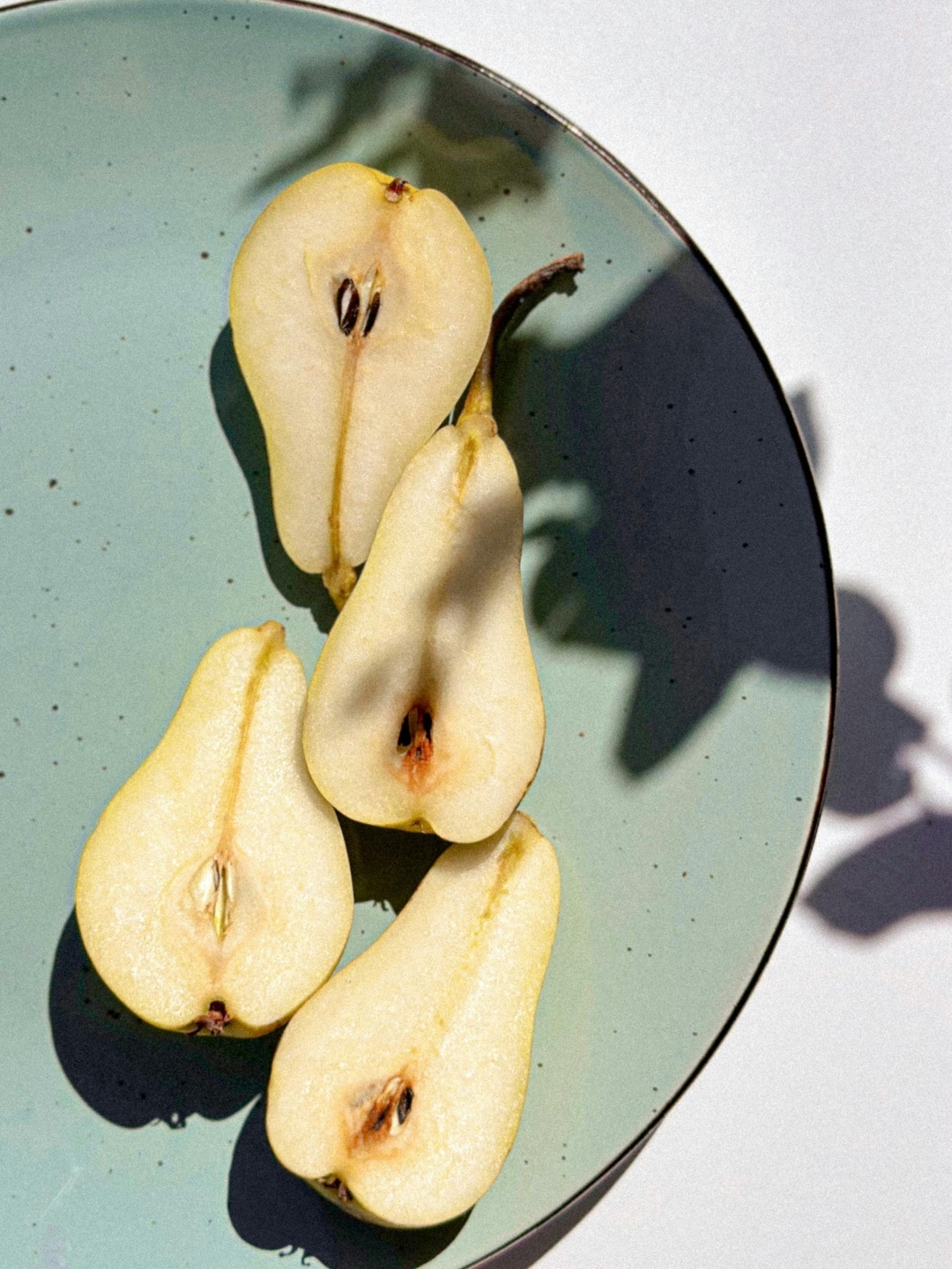 Sezona kruški počinje, a mi donosimo recept za savršen desert – poširane s kuglom sladoleda od vanilije