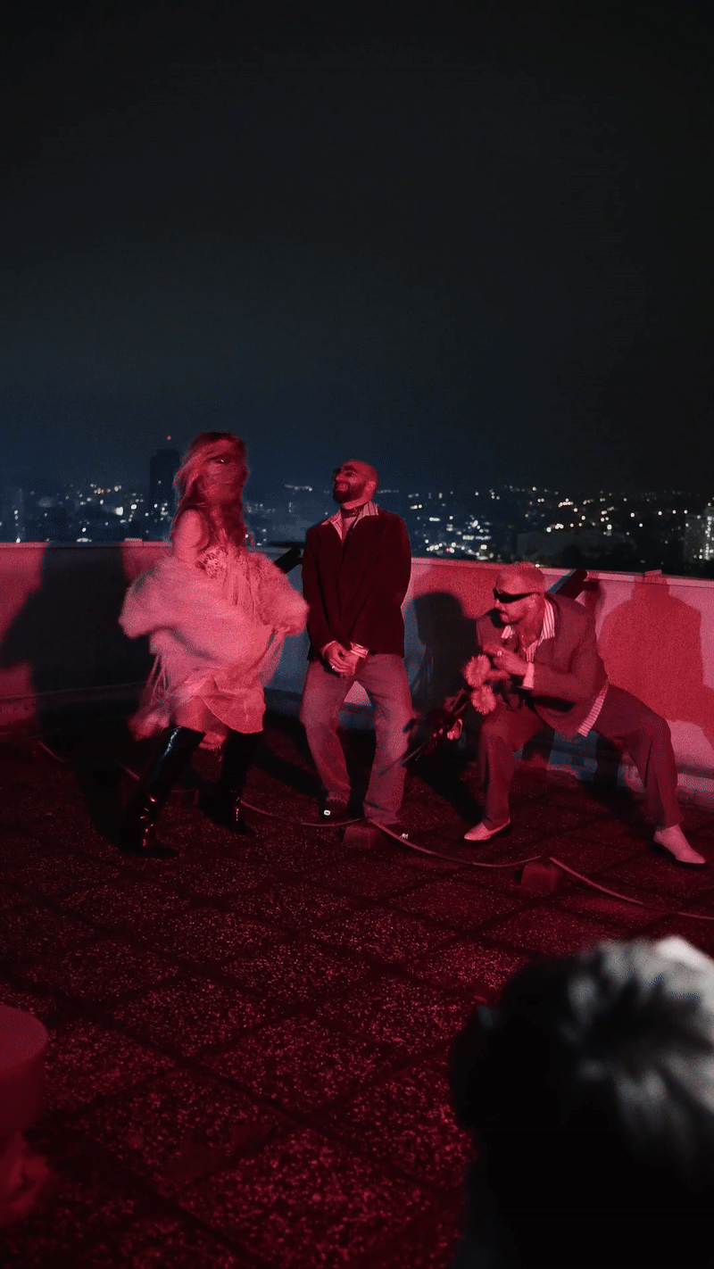 Kućni cover bend čije obrade kultnih hitova su omađijale regiju. Što i tko se krije iza nas troje?