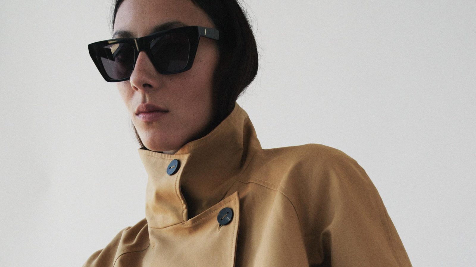 Estetika Phoebe Philo opet diktira što nosimo za jesen: Visok ovratnik je najnoviji trend kod jakni i kaputa