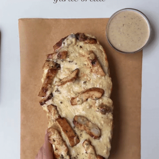 Večeras pripremamo “Chicken Alfredo Garlic Bread”, spoj dva klasika u svijetu comfort fooda
