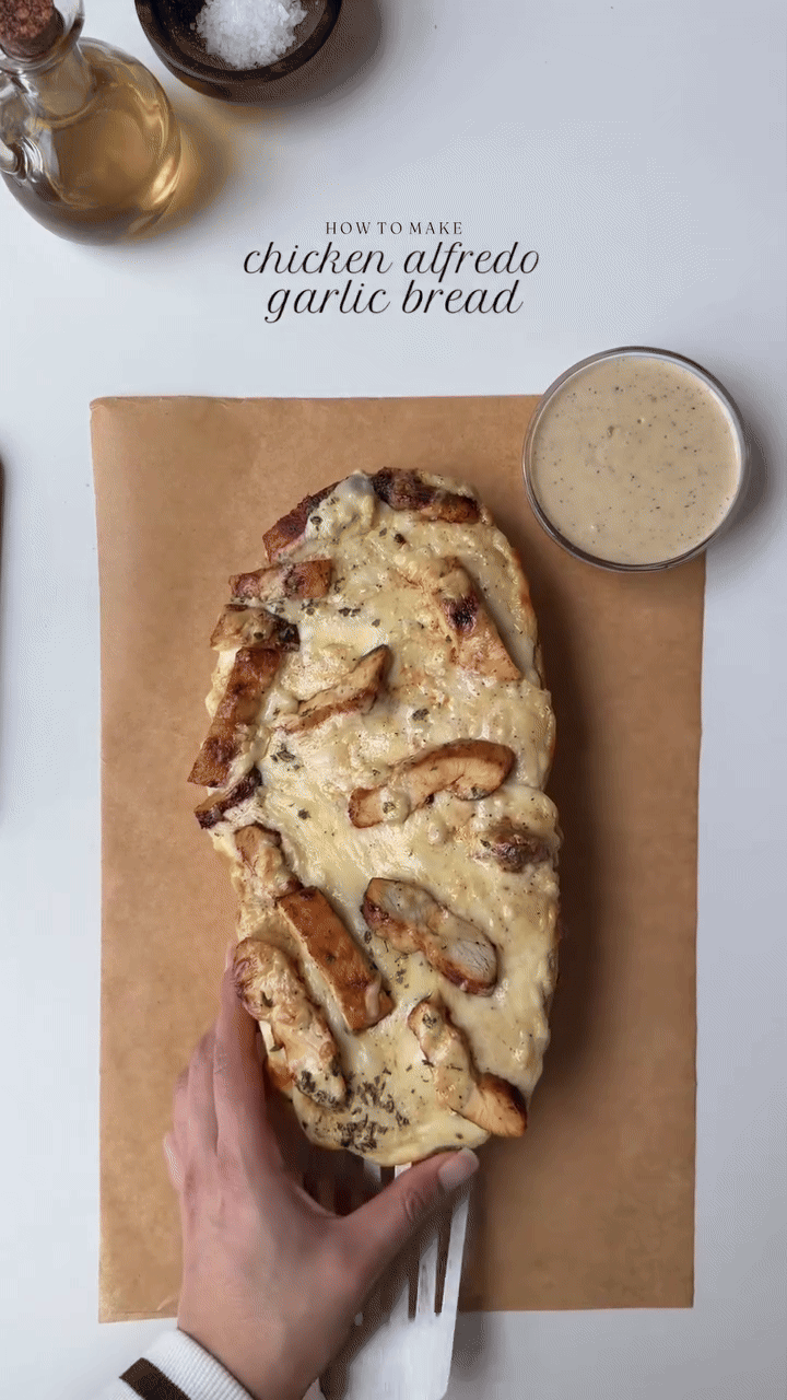 Večeras pripremamo “Chicken Alfredo Garlic Bread”, spoj dva klasika u svijetu comfort fooda