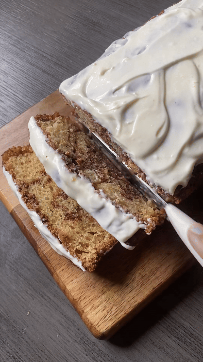 Umjesto klasičnih cimet rolica, na red je došao cinnamon roll kolač – imamo odličan recept