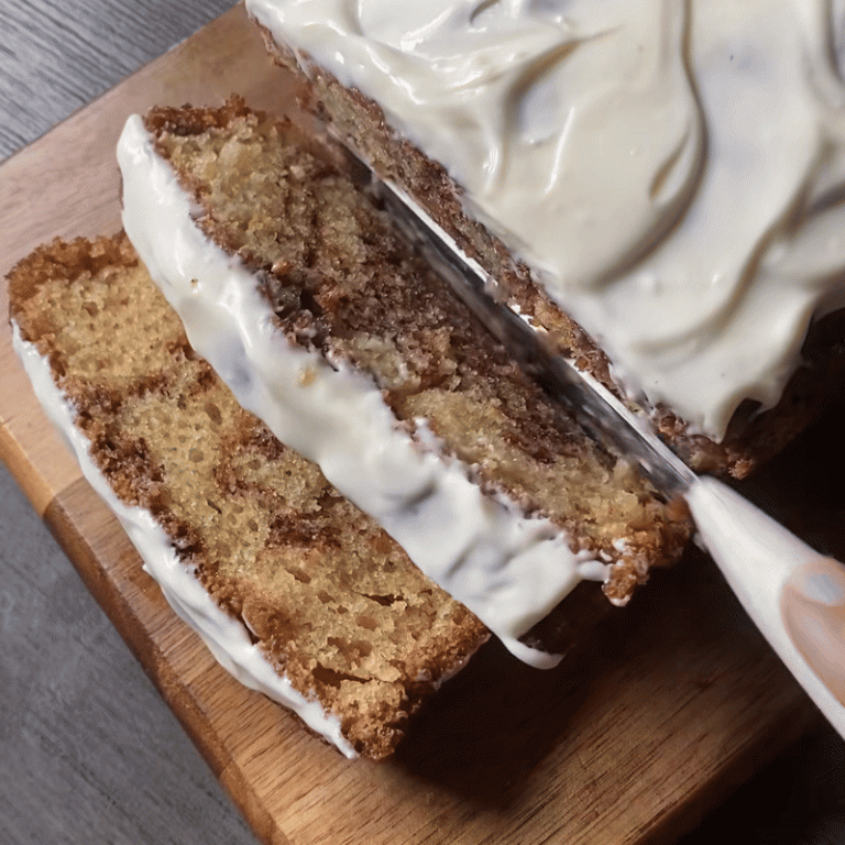 Umjesto klasičnih cimet rolica, na red je došao cinnamon roll kolač – imamo odličan recept