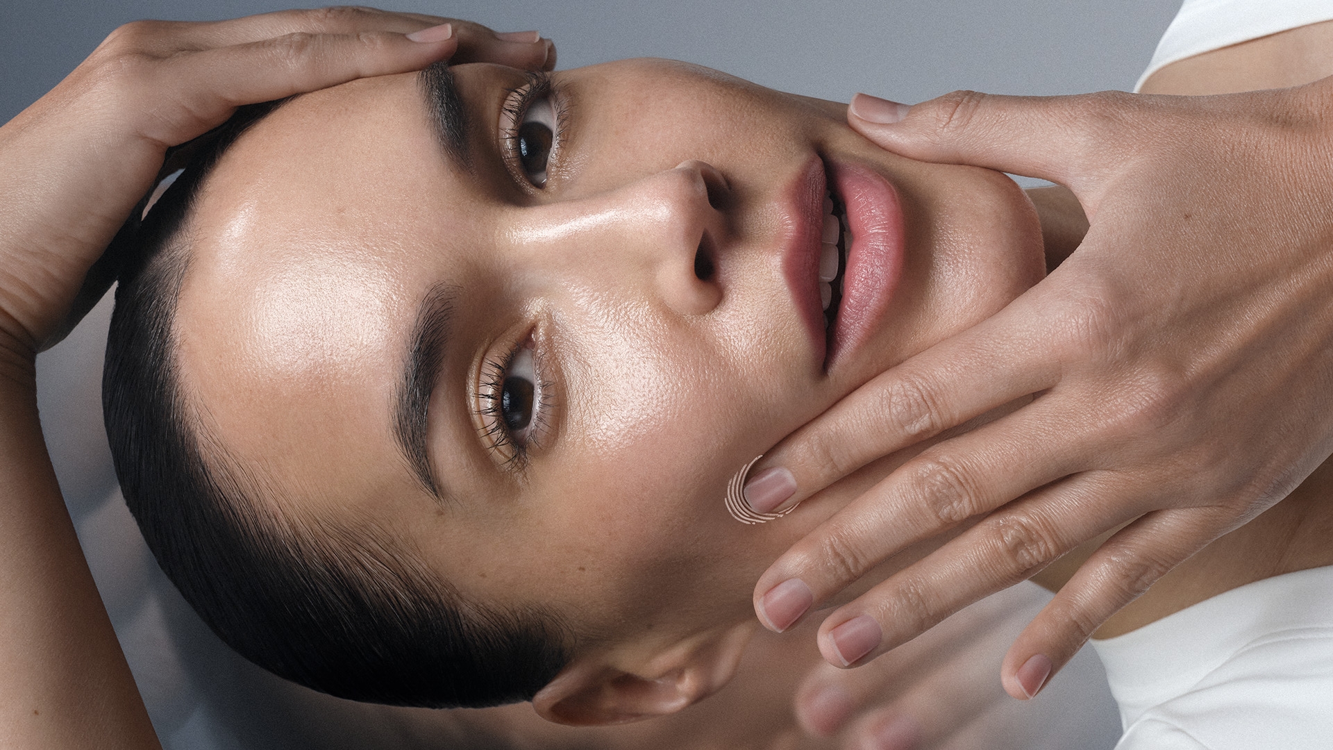 Revolucionarni serum koji djeluje na simetriju i konture lica, a istovremeno ima anti-age efekt