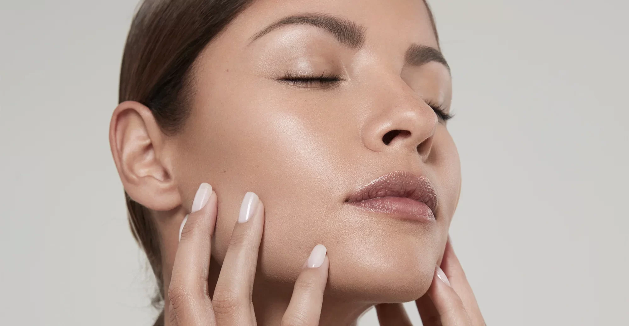 Prvi neurokozmetički serum koji briše učinke stresa i obnavlja kožu dok spavate