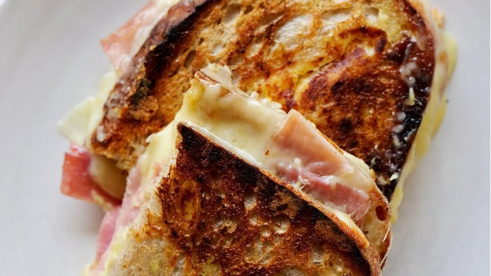 Sendvič koji morate probati: French Onion Croque spaja topljeni sir, karamelizirani luk i hrskavu koricu