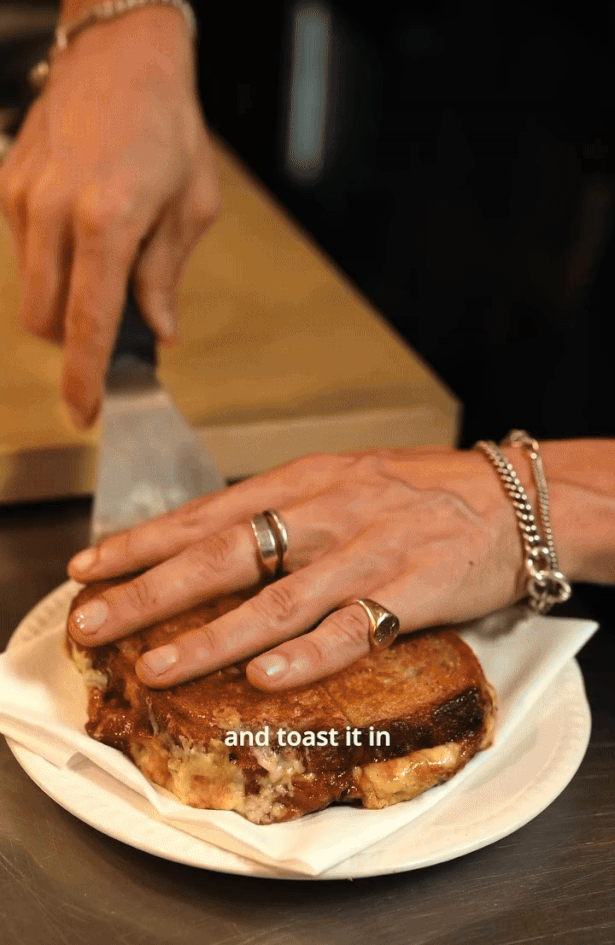 Sendvič koji morate probati: French Onion Croque spaja topljeni sir, karamelizirani luk i hrskavu koricu