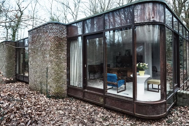 Elegantan brutalizam: Kuća Muller iz 1974. godine sa staklenim stijenama koje otvaraju pogled na šumu