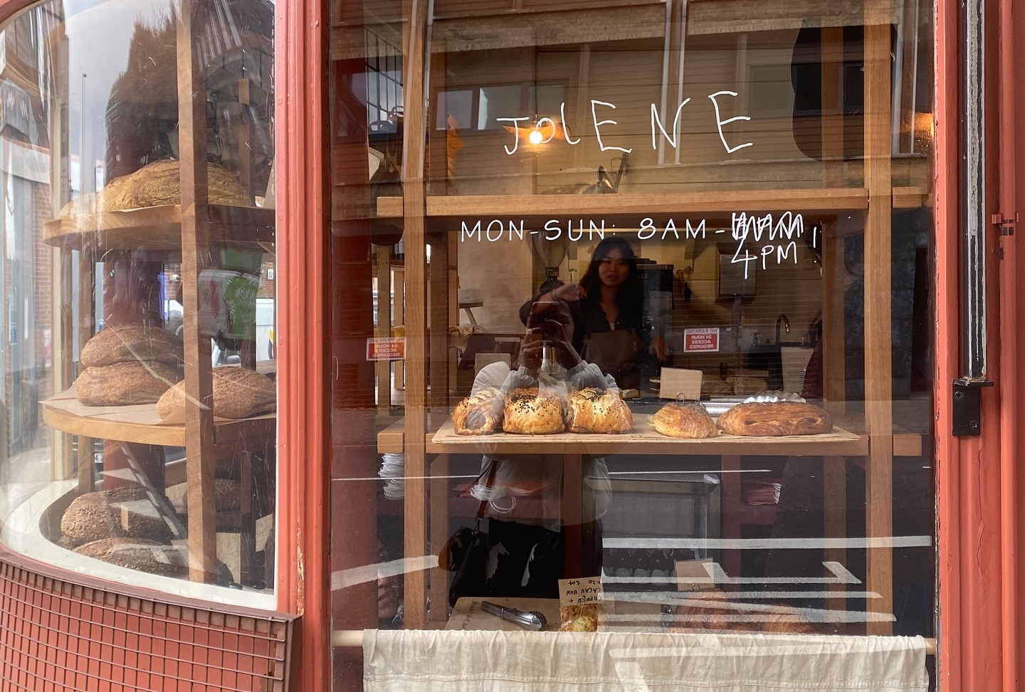 Jolene Bakery: Londonska pekarnica u kojoj ne znate biste li prije uzeli pecivo ili merch