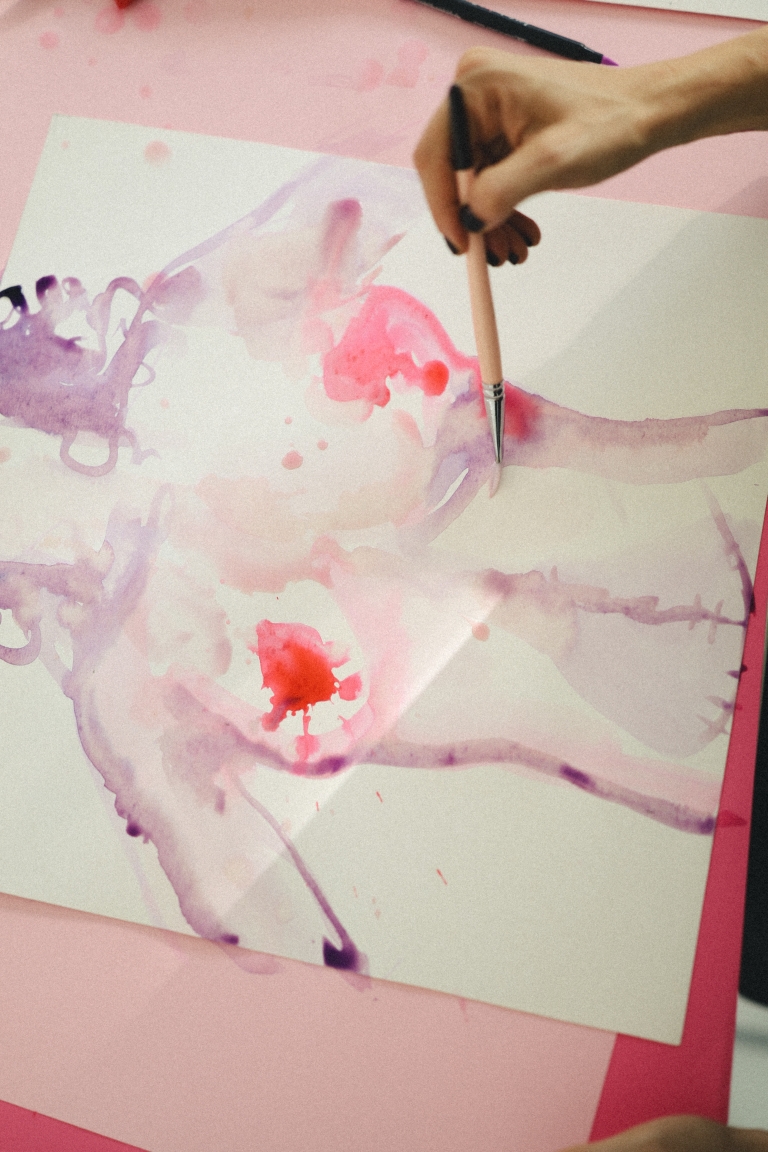 Želimo čuti vašu priču: Marina Marković ocrtala je grudi žena oboljelih od raka dojke