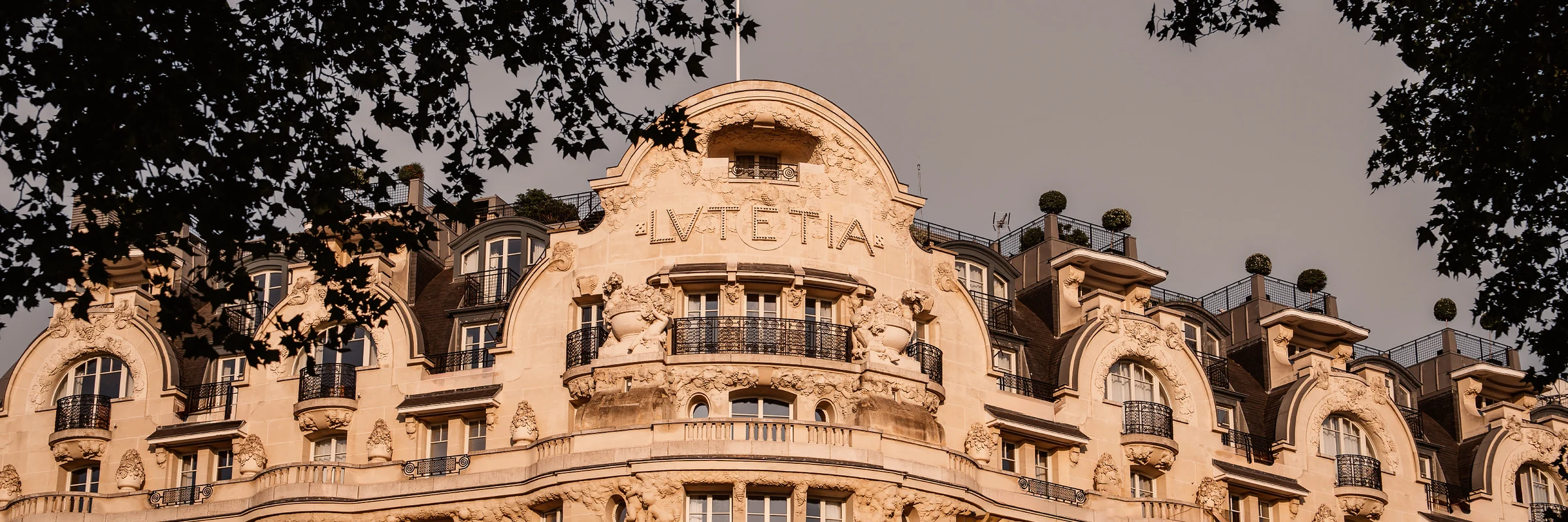 Nova sezona serije The White Lotus snima se u Parizu, a čini se kako je ovaj kultni hotel mjesto radnje