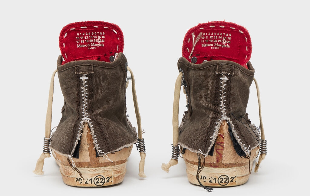 Trend kojem se svi smiju uporno živi i dalje. Margiela je predstavio svoju inačicu “uništenih” tenisica