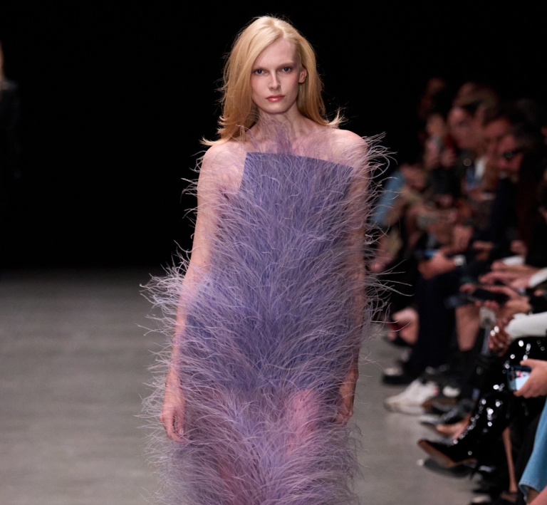 Stella McCartney opet ruši granice mode s prvom plant based alternativom perju