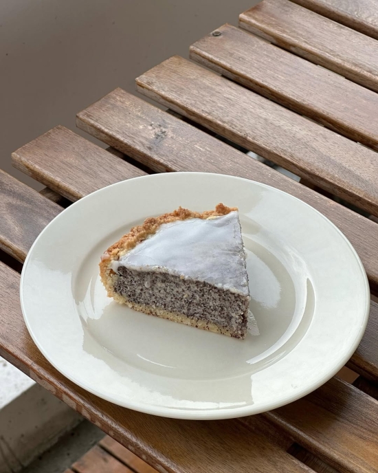 Tart od maka s glazurom od limuna: Malo drugačiji kolač koji jedva čekamo probati