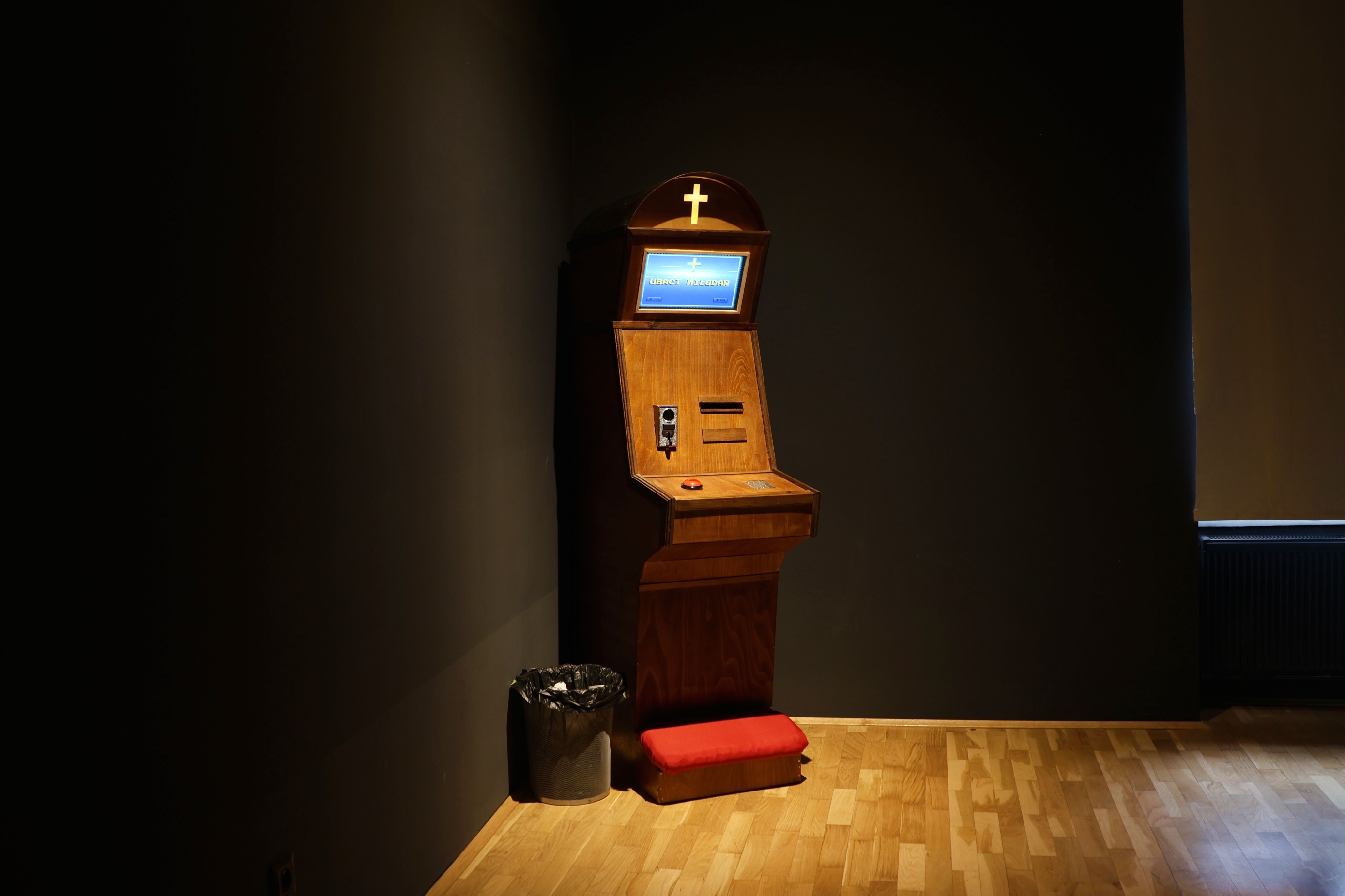 KULturni radar: Kako to izgleda kad svećenika zamjeni AI otkriva umjetnička instalacija u galeriji Šira