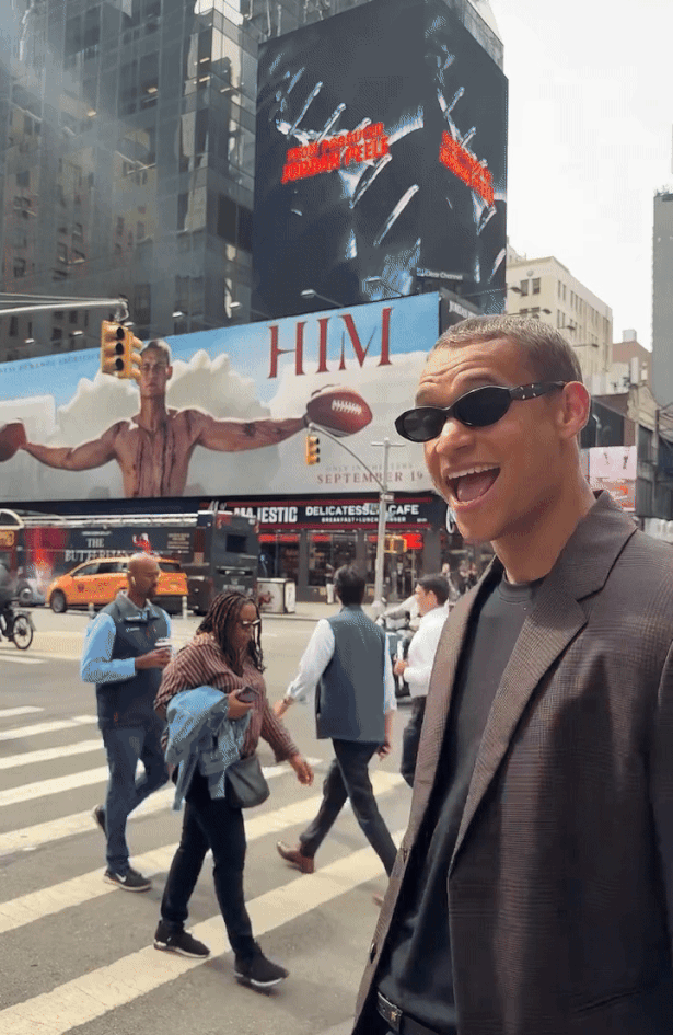 Ovaj mladi glumac opasno koketira s modom. Doslovno nema komada koji mu loše stoji