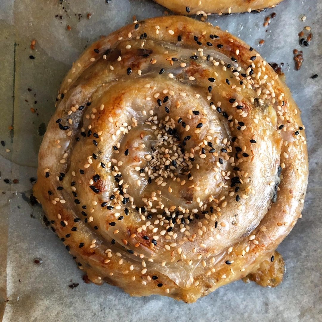 Jeste li probali “burek” u rižinom papiru? Hrskava je, sočna i zdrava alternativa pravom. Imamo recept