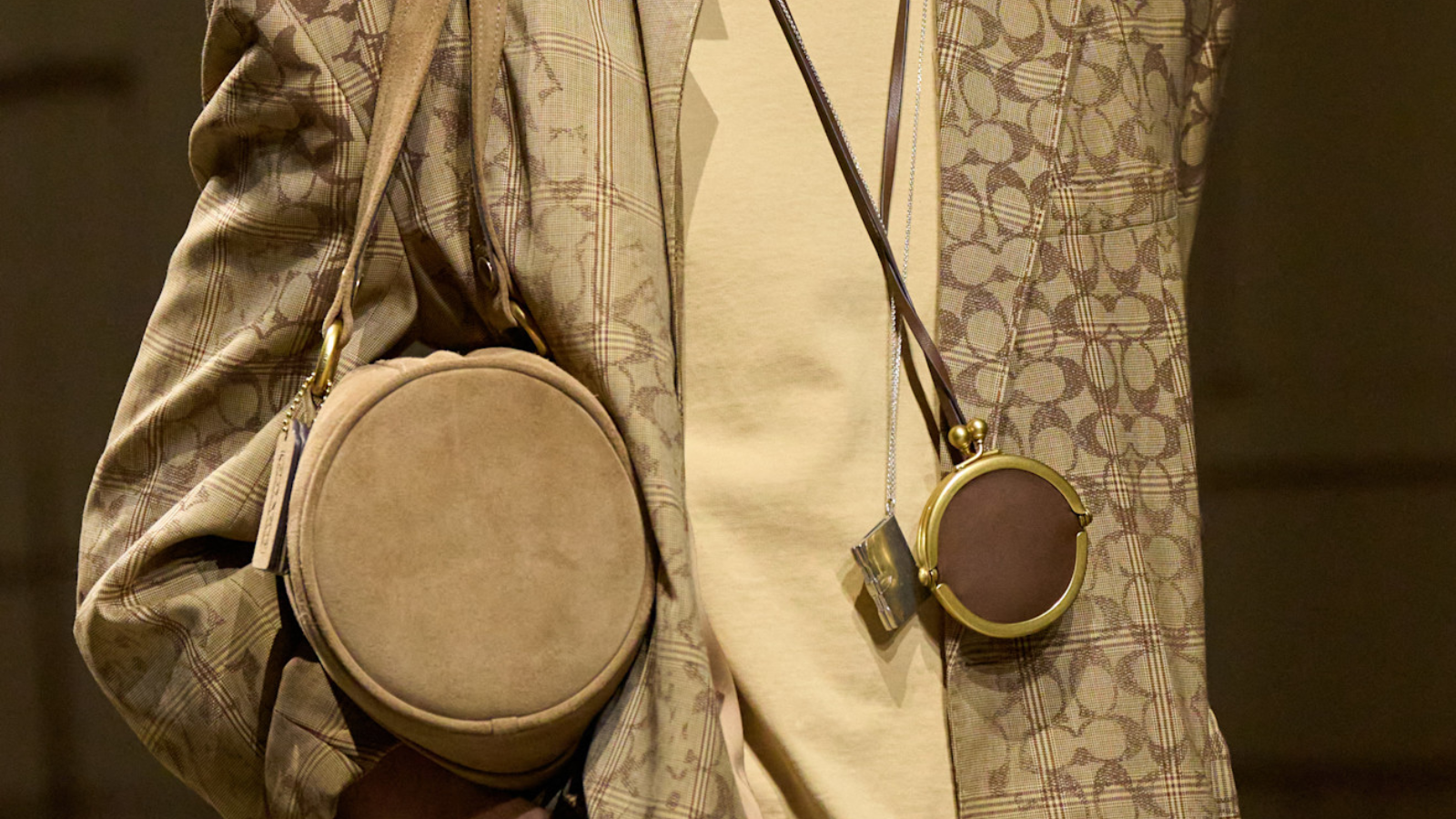 Nakit, torbica, igračka ili sve navedeno? Coach vraća mikro pouch torbice